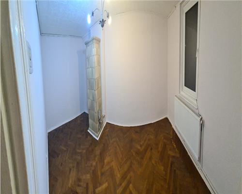 Casa individuala - garsoniera la curte ( curtea comuna) Nicolae Iorga Piata Romana