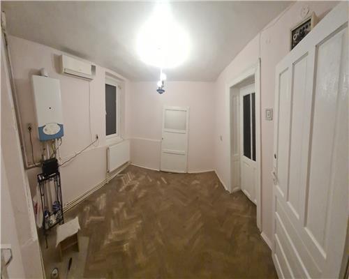 Casa individuala - garsoniera la curte ( curtea comuna) Nicolae Iorga Piata Romana